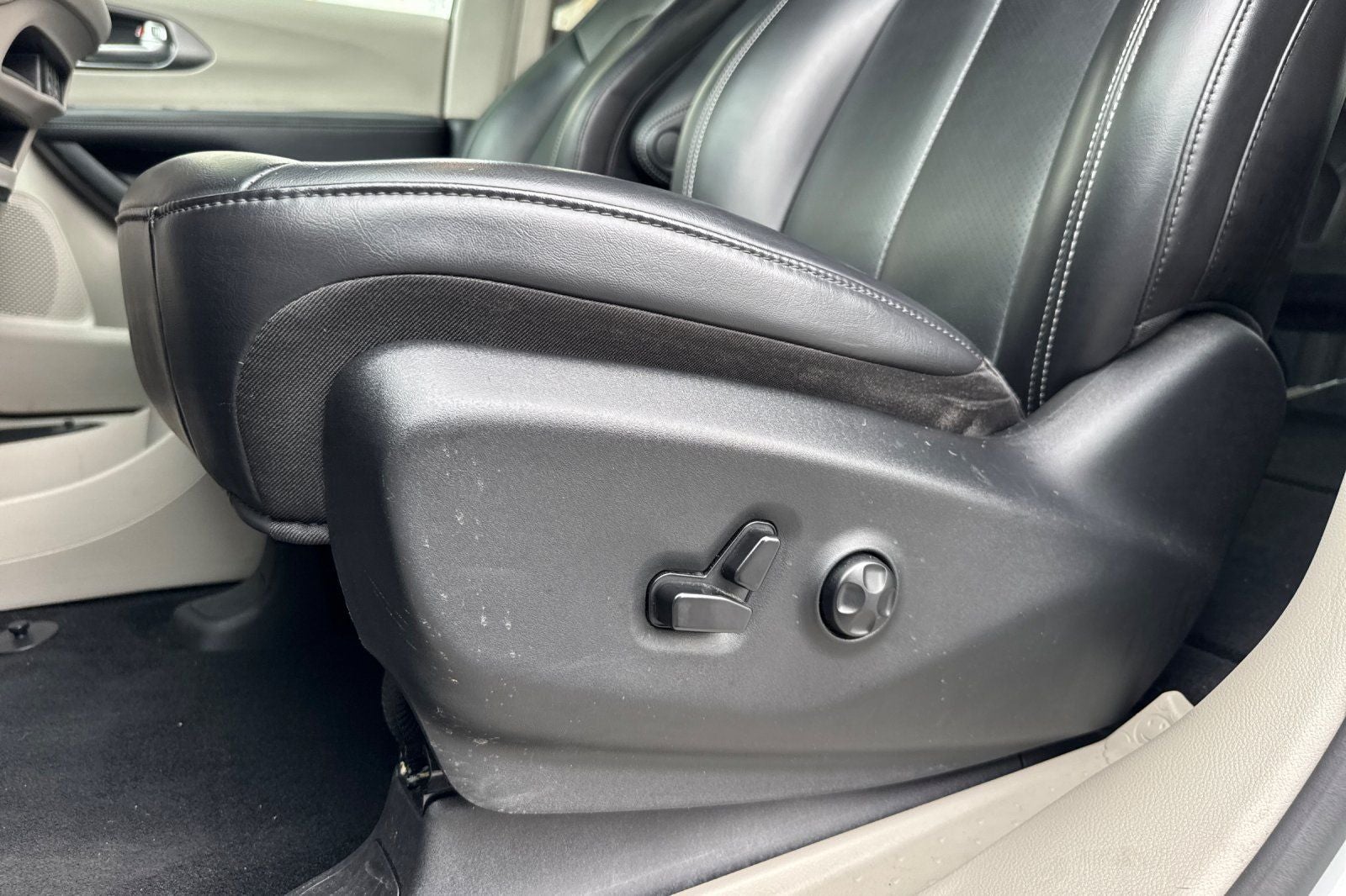 2023 Chrysler Pacifica Touring L Touring